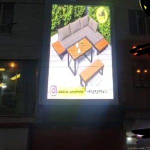 نمایی از آینده تبلیغات محیطی در سال 2026 با ترکیب فضای فیزیکی و دیجیتال (Phygital) و نمایش تبلیغات سه‌بعدی در سطح شهر.